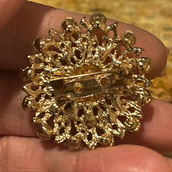 Beautiful Rhinestone Brooch Pin - Picture 4 of 6